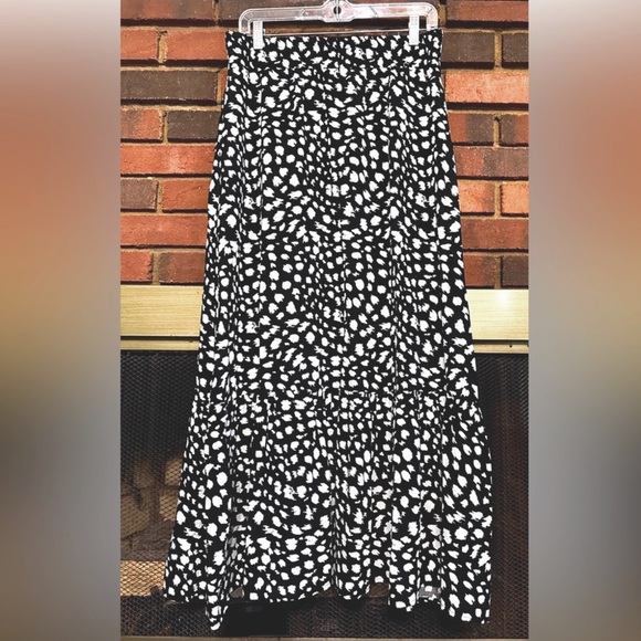 Cato white and black  Skirt with elastic waist and pockets. Excellent - Picture 1 of 7